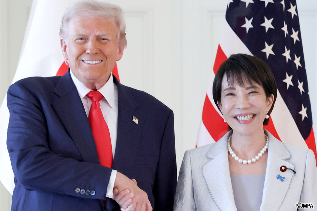 トランプ米大統領、天皇陛下と再会:ホワイトハウス招待と皇室が示す「おもてなし」の真髄 2025年10月28日、迎賓館にてトランプ米大統領と固い握手を交わし、日本を代表して歓迎を示す高市早苗首相。