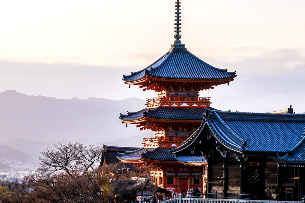 「江戸幕府成立1603年」の真実:徳川家康が築いた初期政権の実像を再検証 江戸幕府成立は1603年という通説に疑問を投げかける京都・清水寺の情景。家康の将軍任官地が京都であったことを示唆します。