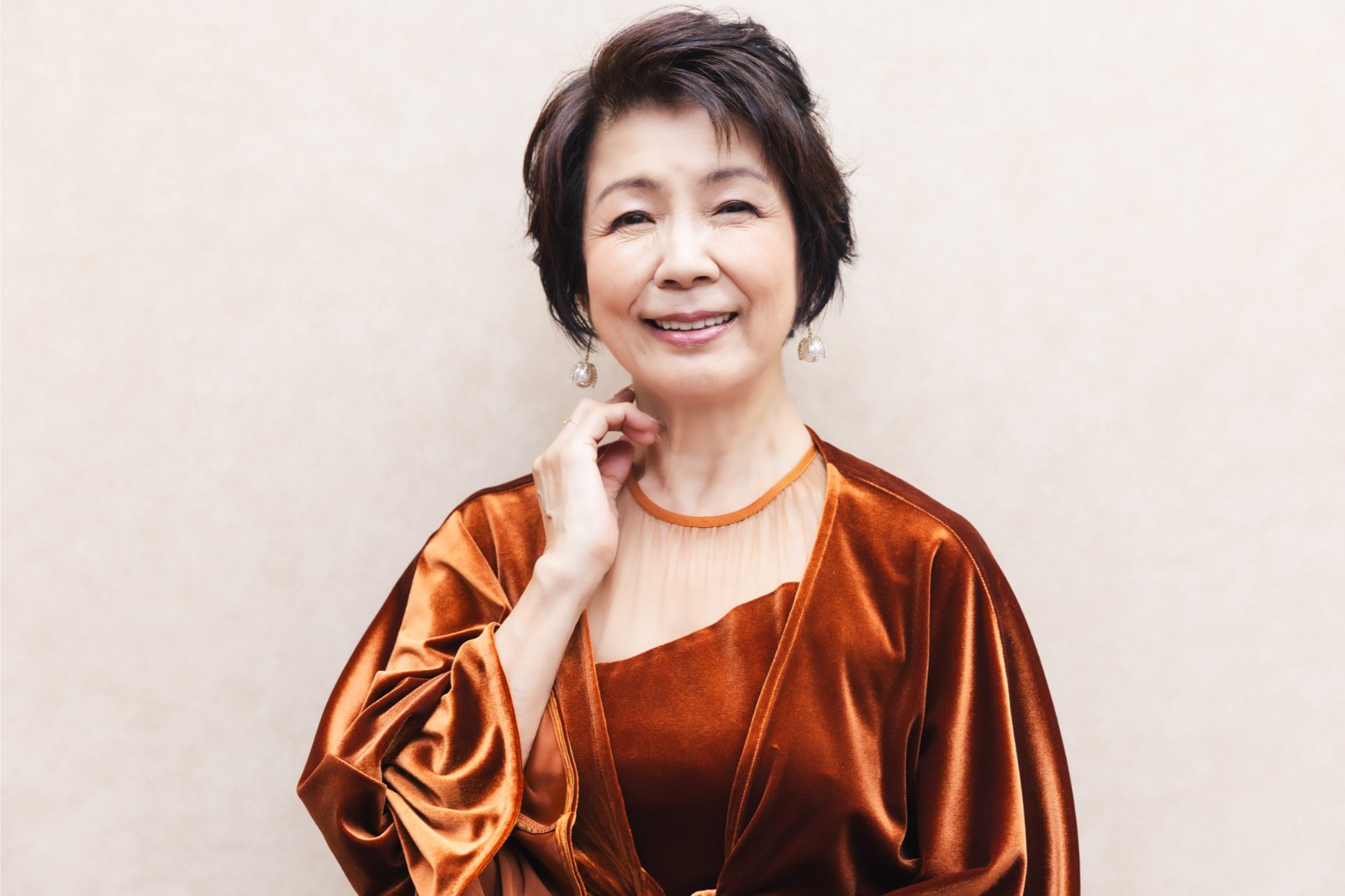 市毛良枝、44年ぶり主演映画で輝く!75歳で挑むアクティブな祖母役と「人生のモットー」 映画『富士山と、コーヒーと、しあわせの数式』主演、市毛良枝さんの魅力的な笑顔。75歳とは思えないアクティブな姿が印象的です。