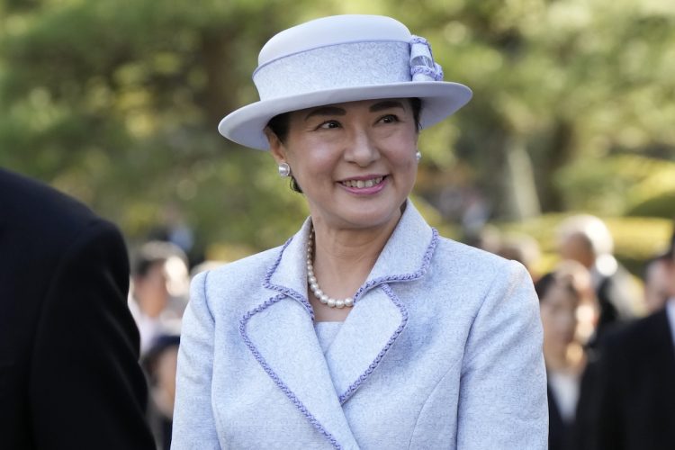 皇后雅子さま、秋の園遊会で魅せたペールブルーの品格:洗練された装いの秘密 皇后雅子さまが2025年秋の園遊会にご出席された際のペールブルーのセットアップ洋装姿。