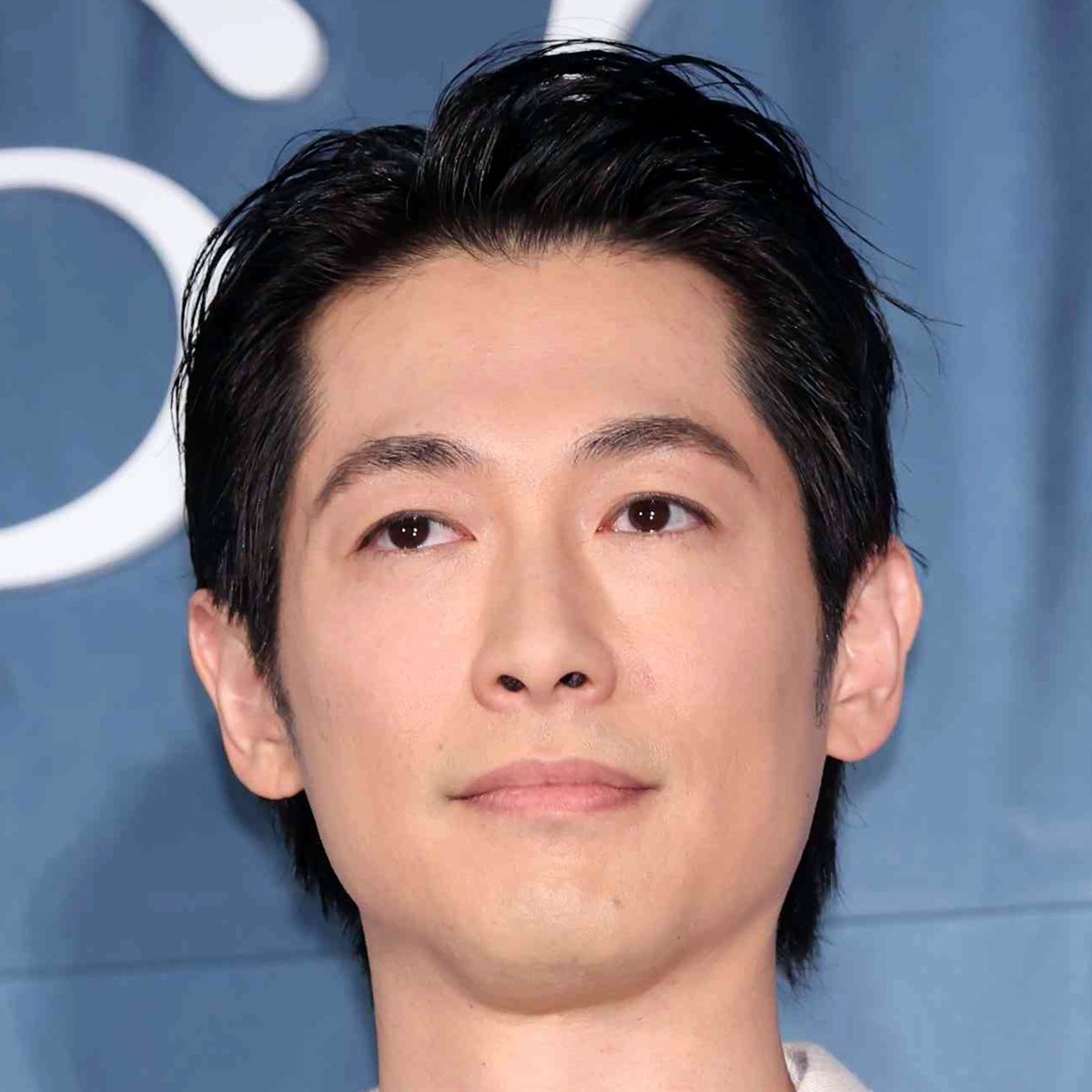 ディーン・フジオカ、国際別居婚に終止符:離婚の背景と家族への誓い ディーン・フジオカ氏の真剣な表情