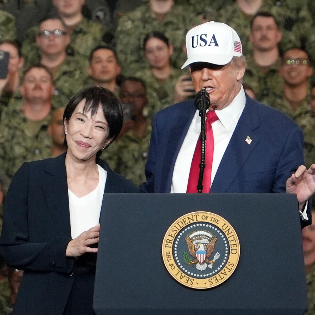 蓮舫氏、高市早苗氏の日米首脳会談対応にSNSで苦言 - ネット炎上と立憲民主党の課題 日米首脳会談での高市早苗首相とトランプ大統領。蓮舫氏のX投稿の背景となる横須賀基地での様子。