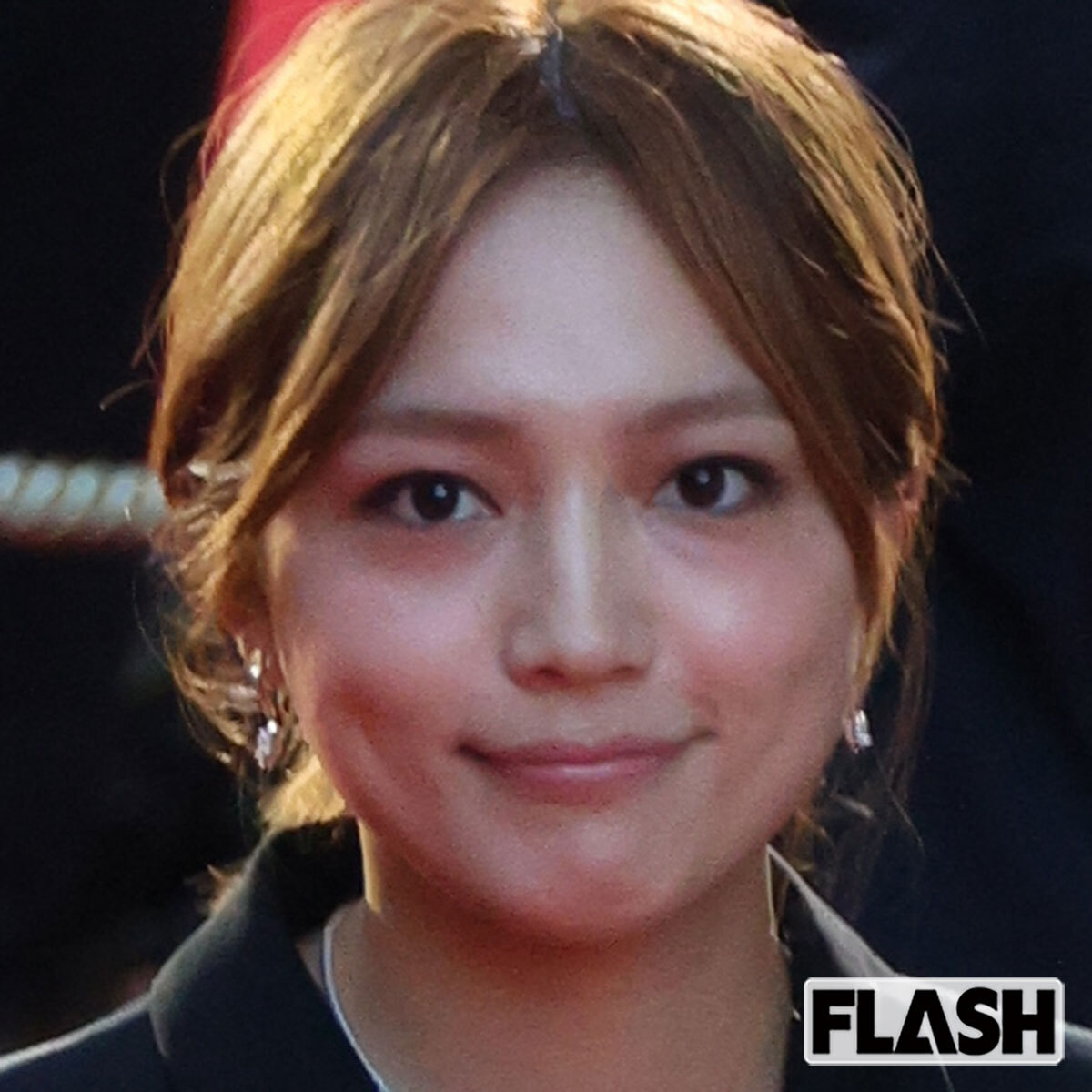 東京国際映画祭、川口春奈と柴咲コウの華麗な競演:衣装が招いた「小顔論争」の深層 東京国際映画祭のレッドカーペットを歩く、黒いボリュームジャケットとスカート姿の川口春奈。