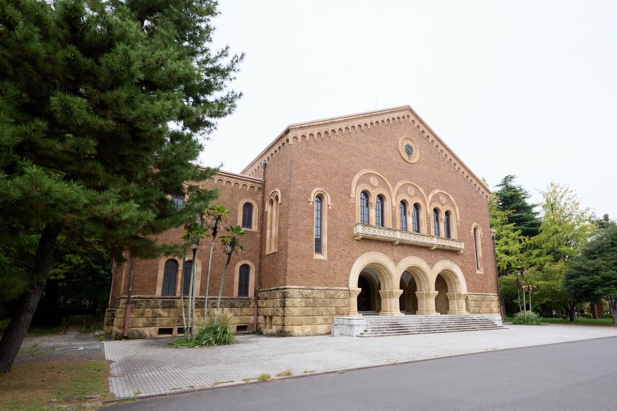 一橋大学のキャンパス風景と、多様な業界からの内定獲得を語るキャリア支援担当者