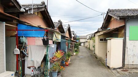 京都・亀岡に「廃墟」が息吹く:「A HAMLET」が描く新しい暮らしの形 京都亀岡の「A HAMLET」プロジェクト、路地を挟んで並ぶ再生途中の長屋の風景