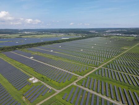 釧路湿原に建設されたメガソーラー施設の広大な太陽光パネル群