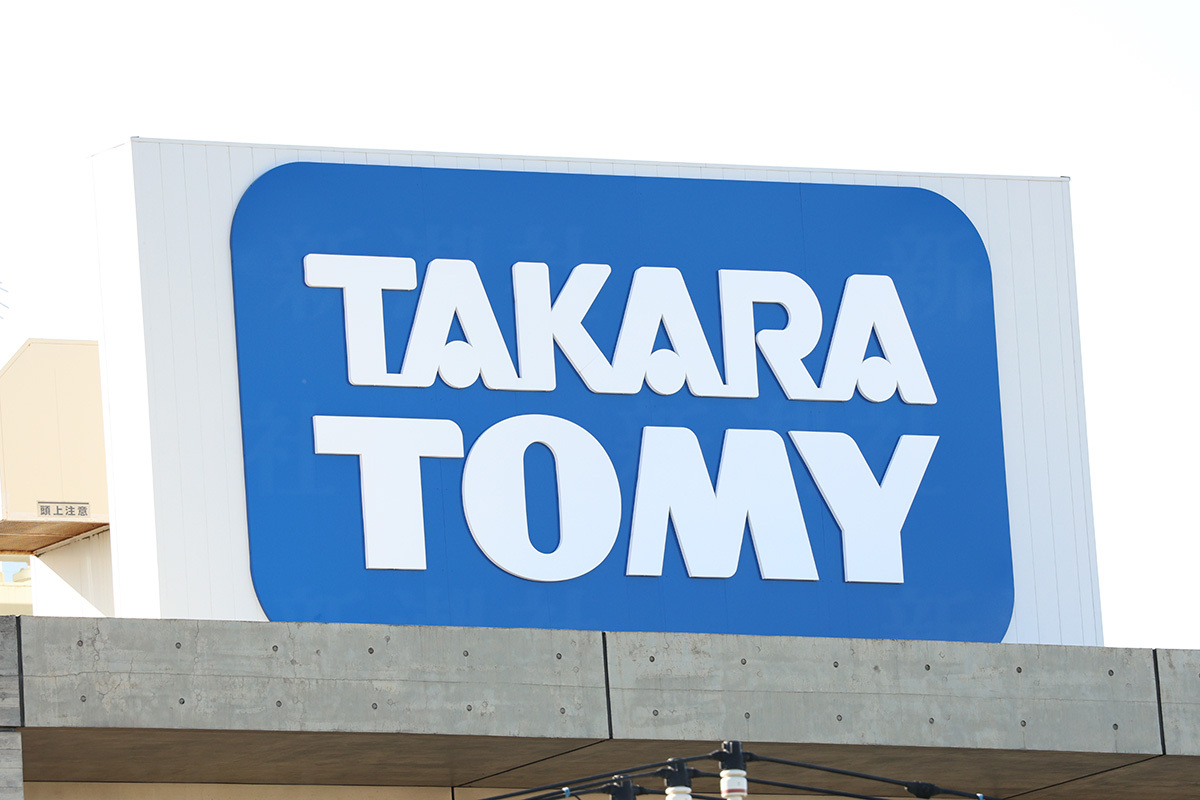 株式会社タカラトミーの企業ロゴ。日本の大手玩具メーカーとして、製品の品質と安全性、そして企業倫理が問われている。