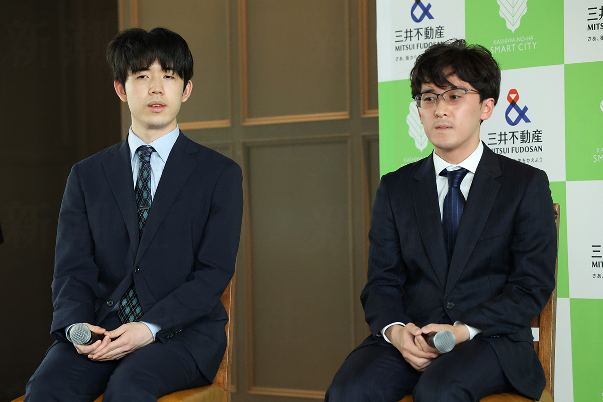 王座戦で藤井聡太六冠（左）に勝利し二冠となった伊藤匠叡王（右）