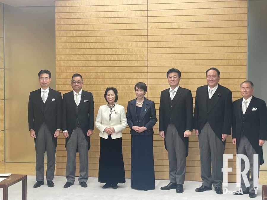 日本政界を動かした一本のショートメール:自民・維新連立交渉の舞台裏 首相官邸で笑顔を見せる高市早苗氏と日本維新の会の遠藤敬氏。歴史的連立合意の瞬間を象徴する一枚。