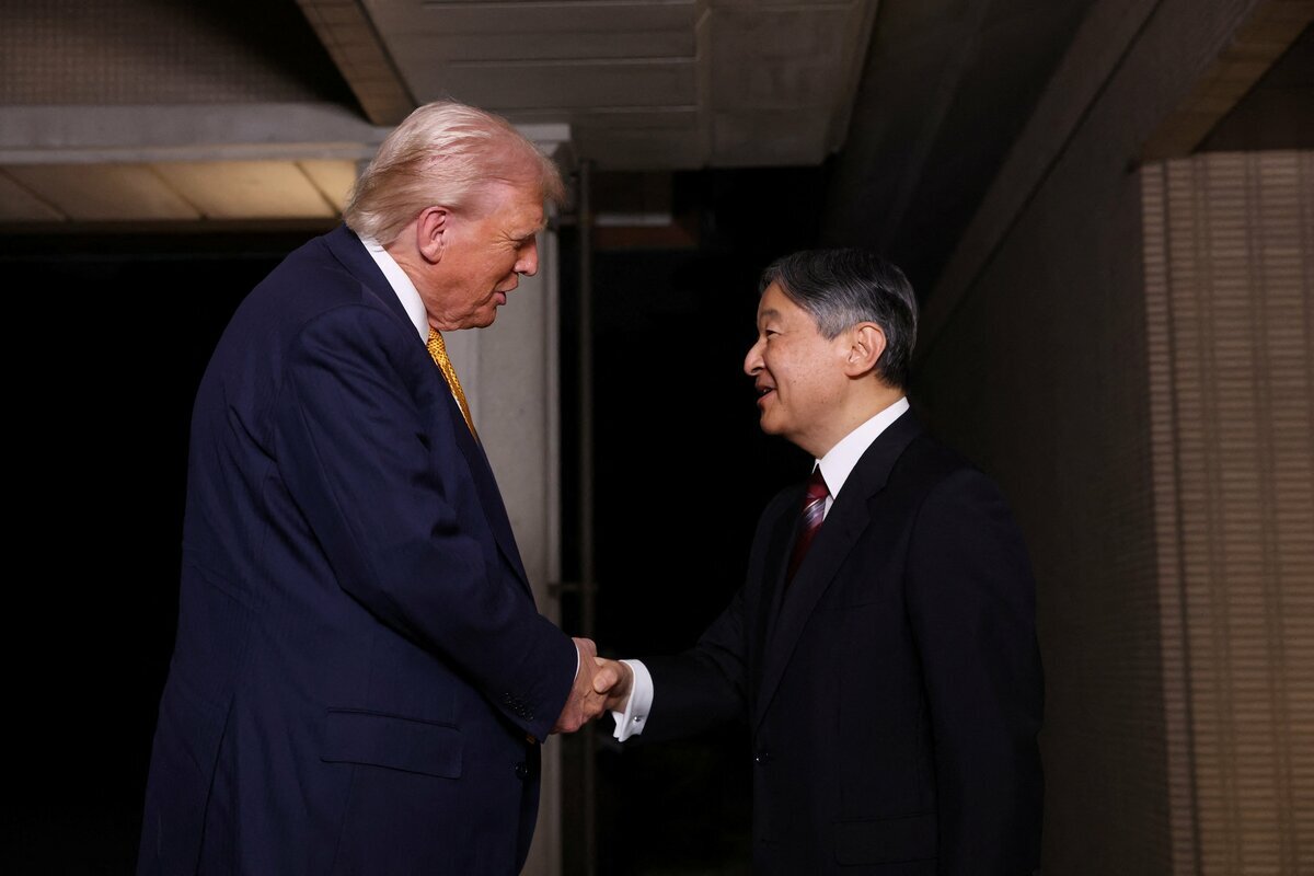 トランプ前大統領、天皇陛下との再会見で示された「国際儀礼」と「敬意」:専門家が徹底分析 天皇陛下とソフトな握手を交わすトランプ前大統領。国際儀礼に則った敬意を示す場面