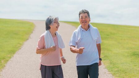 腎機能の低下防止に不可欠な適度な運動の様子。腎臓リハビリにおける運動療法の重要性を示唆しています。
