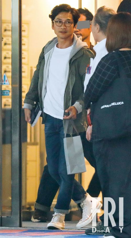 国分太一、日テレとの泥沼バトル:人権救済申し立ての背景と芸能界復帰の行方 国分太一が日本テレビのスタジオを後にする姿。コンプライアンス違反問題で日テレとの決着は未だ見えず、事態は泥沼化している。