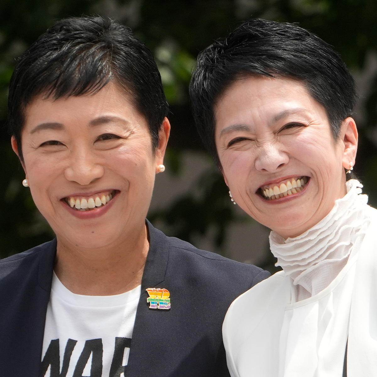 高市首相のトランプ氏会談時の「振る舞い」巡る議論、辻元清美氏が提起する外交の視点 米海軍横須賀基地の空母上で、トランプ前大統領の演説中に拳を突き上げ笑顔を見せる高市早苗首相。日米首脳会談後の親密な外交姿勢が注目を集めた一幕。