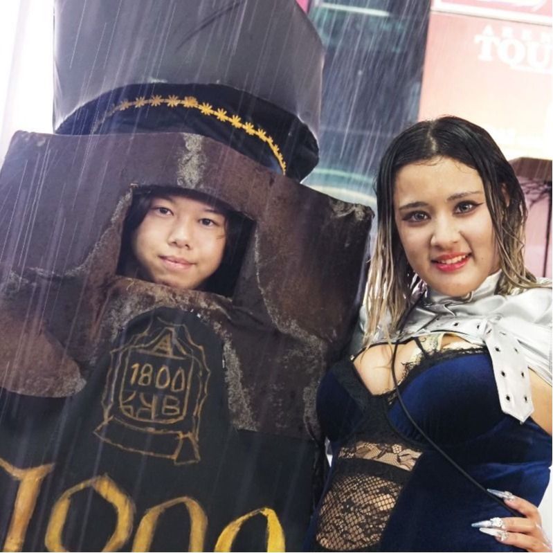 厳戒態勢と大雨下の渋谷ハロウィーン2025:現場の賑わいと参加者の本音 モンスター系のコスプレを楽しむ人々で賑わう雨の渋谷ハロウィーンの様子。