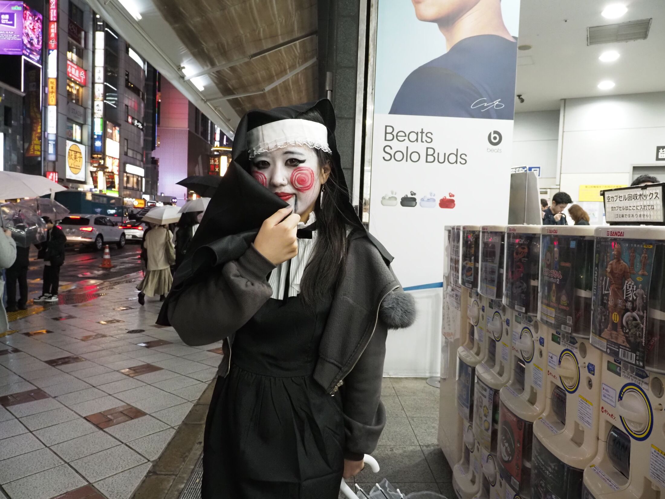 渋谷ハロウィーン「東京人は近づかない」議論沸騰:迷惑・安全課題と改善策 渋谷ハロウィーンに参加するコスプレイヤーの女性。神奈川県からの来訪者で、熱気と多様な参加者層を象徴する一枚。
