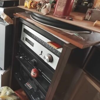 親の「ゴミ屋敷」問題:介護施設入所後も残る“物への執着”と片付けの現実 息子の中学校時代のステレオなど、父親が「いつか使う」と大切にしていた物が積まれた部屋。高齢の親が住む実家がモノ屋敷化する典型的な例。