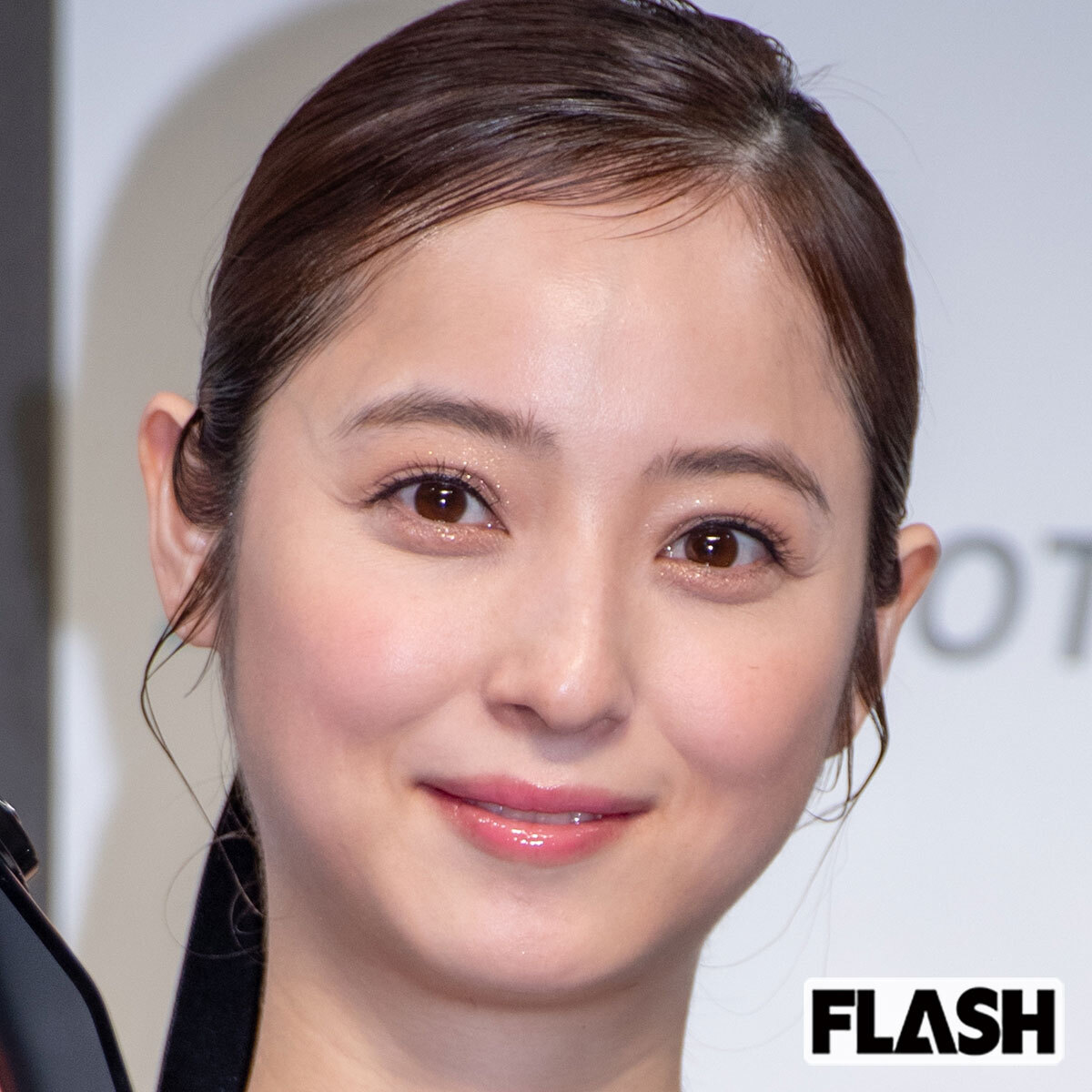 制服姿で笑顔を見せる女優・佐々木希。ハロウィンパーティーでの“ギャル”コスプレが大きな話題を呼んだ。