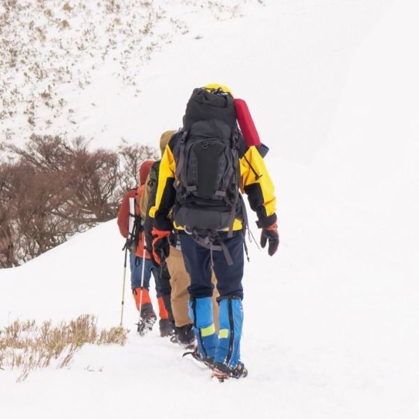 1987年、猛吹雪の北アルプス槍ヶ岳で消息を絶った登山者3名の捜索活動を示すイメージ