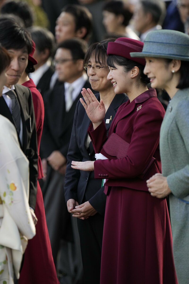 秋の園遊会で手話を用いて招待者と和やかに歓談される愛子さま