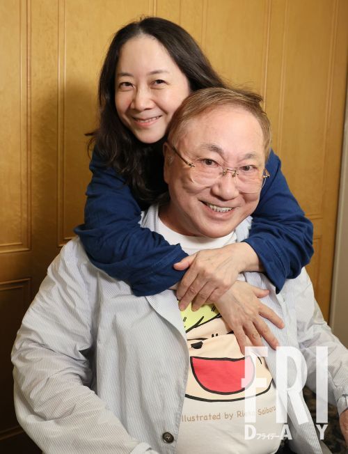高須克弥氏と西原理恵子氏、笑顔で寄り添う姿。長年のパートナーシップと相互の支え合いを示す象徴的な写真