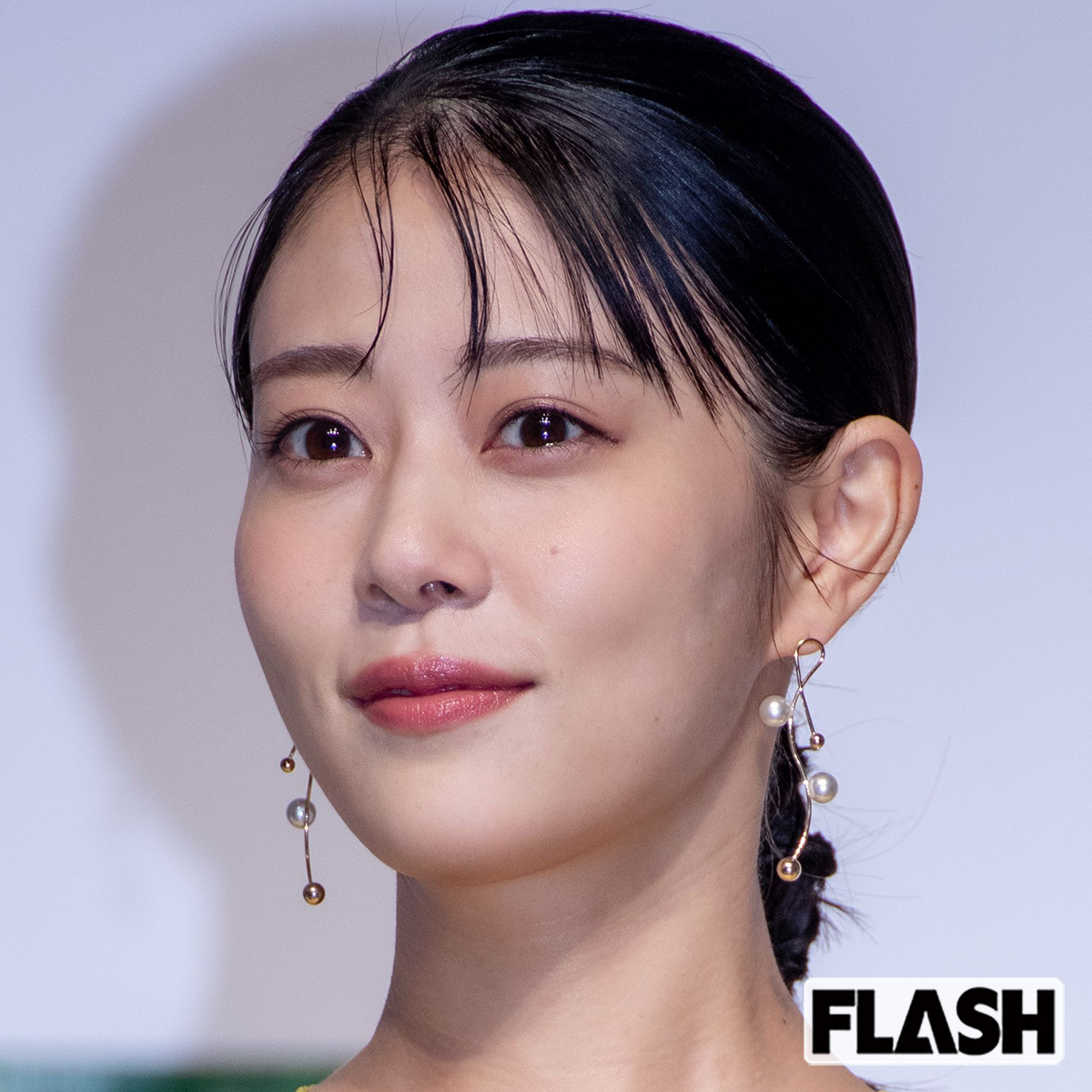 高畑充希、東京国際映画祭のトークセッションに登壇。パープルのジャケットとイエローのニットを着用し、ふっくらとしたお腹を抱える妊婦姿を見せる。