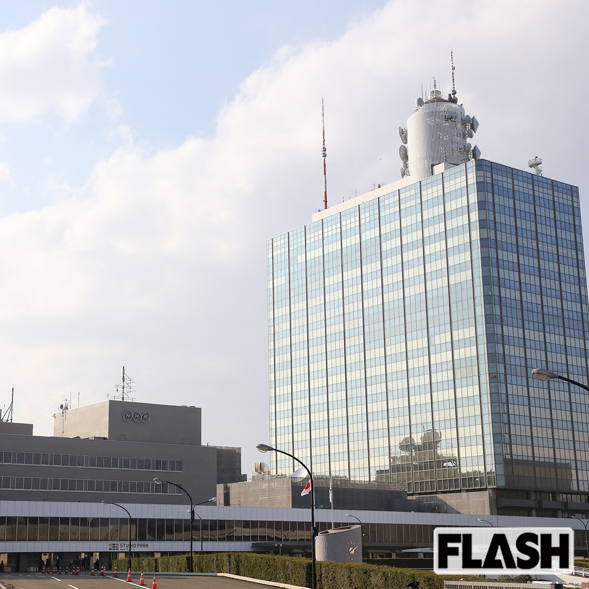 NHK放送センターの外観。ワールドシリーズ中継への批判が高まる中、公共放送の役割と課題を象徴する建物。