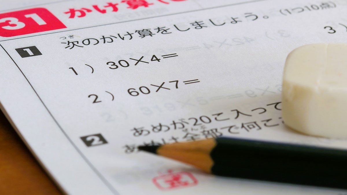 日本の小学校で学ぶ児童。文部科学省の経年変化分析調査で学力低下が指摘され、教育現場に課題が浮上している。