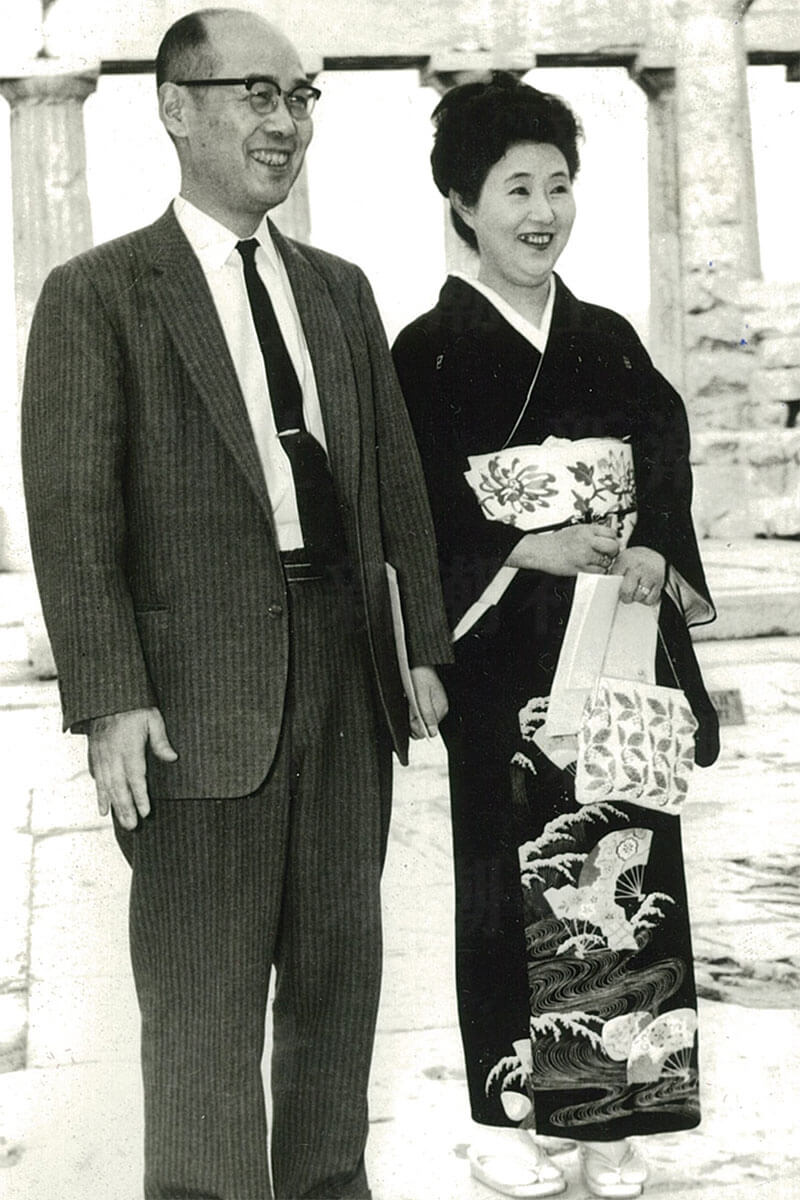 1965年11月撮影、ノーベル物理学賞受賞者・湯川秀樹博士とその妻スミ夫人の写真。日本の科学発展を象徴する夫婦像。