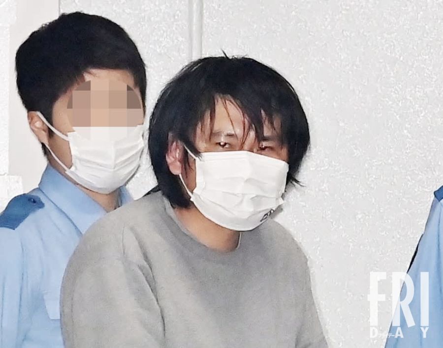 塩田達也容疑者、アメリカ大使館前で警察官を刺傷後、赤坂署から出てくる様子