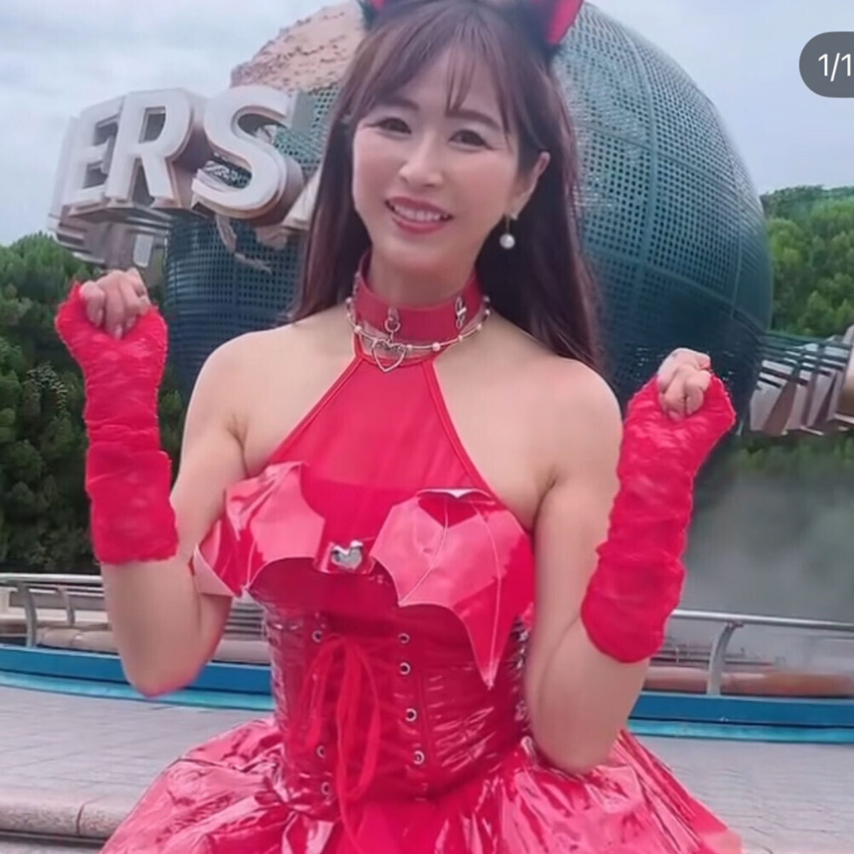 議論を呼んだ50代女性インフルエンサーTOMOKOさんの“USJコスプレ”