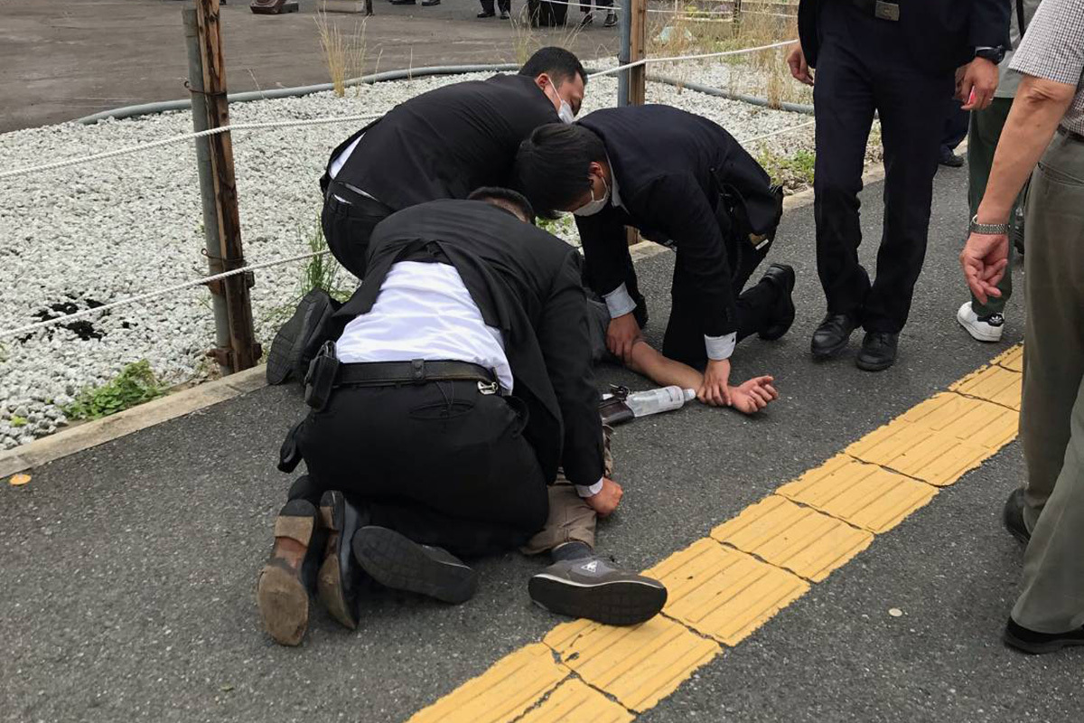 山上徹也被告が安倍元首相銃撃事件の現場で捜査員に取り押さえられる瞬間