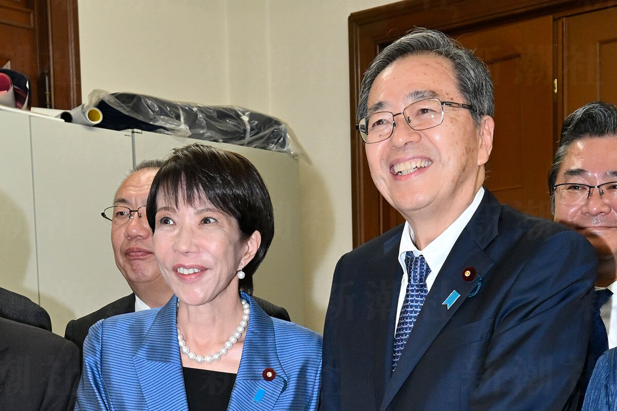 高市政権の発足を控え、自民党の高市早苗氏と公明党の斉藤鉄夫代表が会談する様子