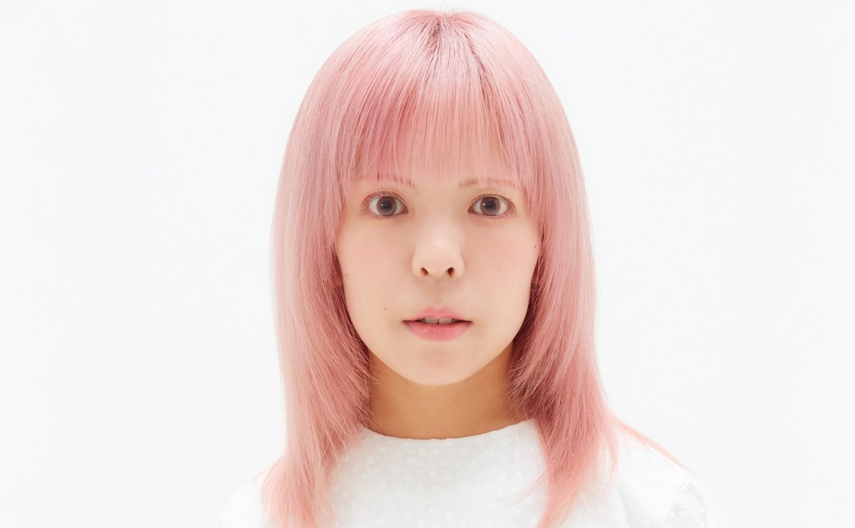 先天性軟骨無形成症のモデル後藤仁美さん。両親の言葉を胸に、自身の個性を輝かせ笑顔で活躍する姿。