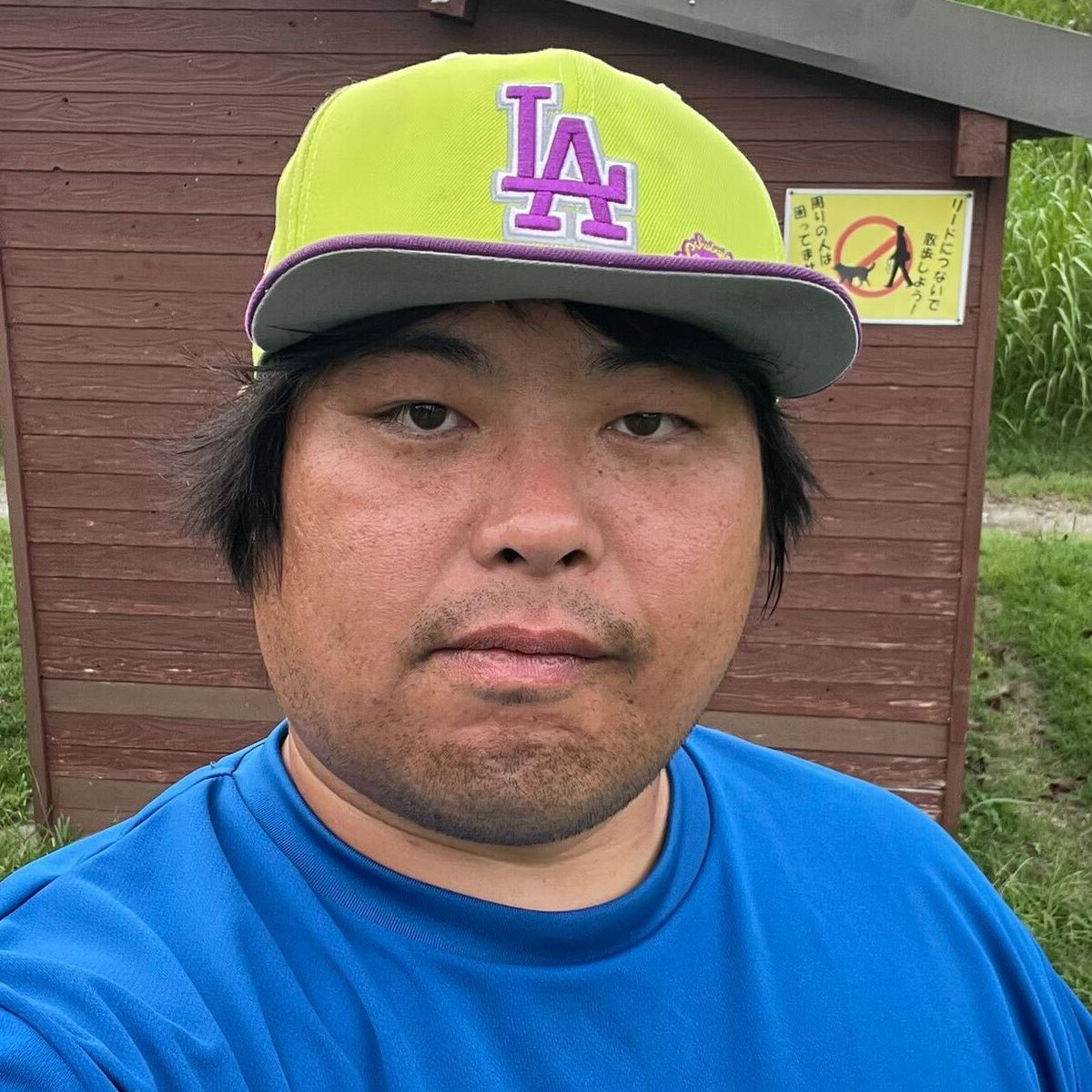 へずまりゅう奈良市議がXに投稿した共産党の公職選挙法違反を指摘する様子。手にビラを持ち、背後には看板が見える。