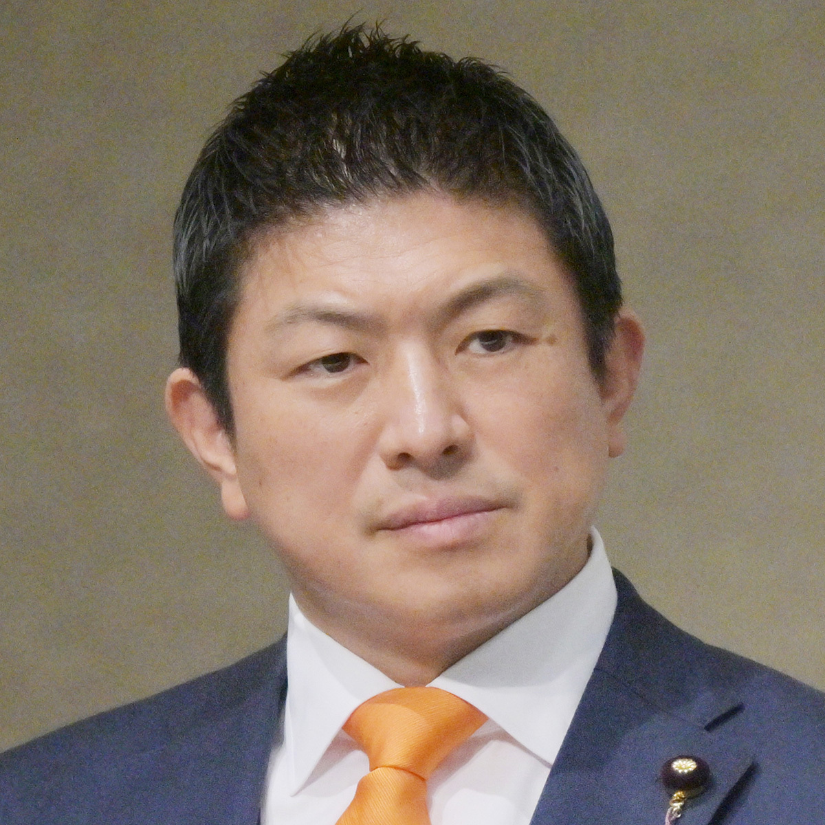 拉致問題国民大集会でブルーリボンバッジを着用せずに登壇する参政党の神谷宗幣代表