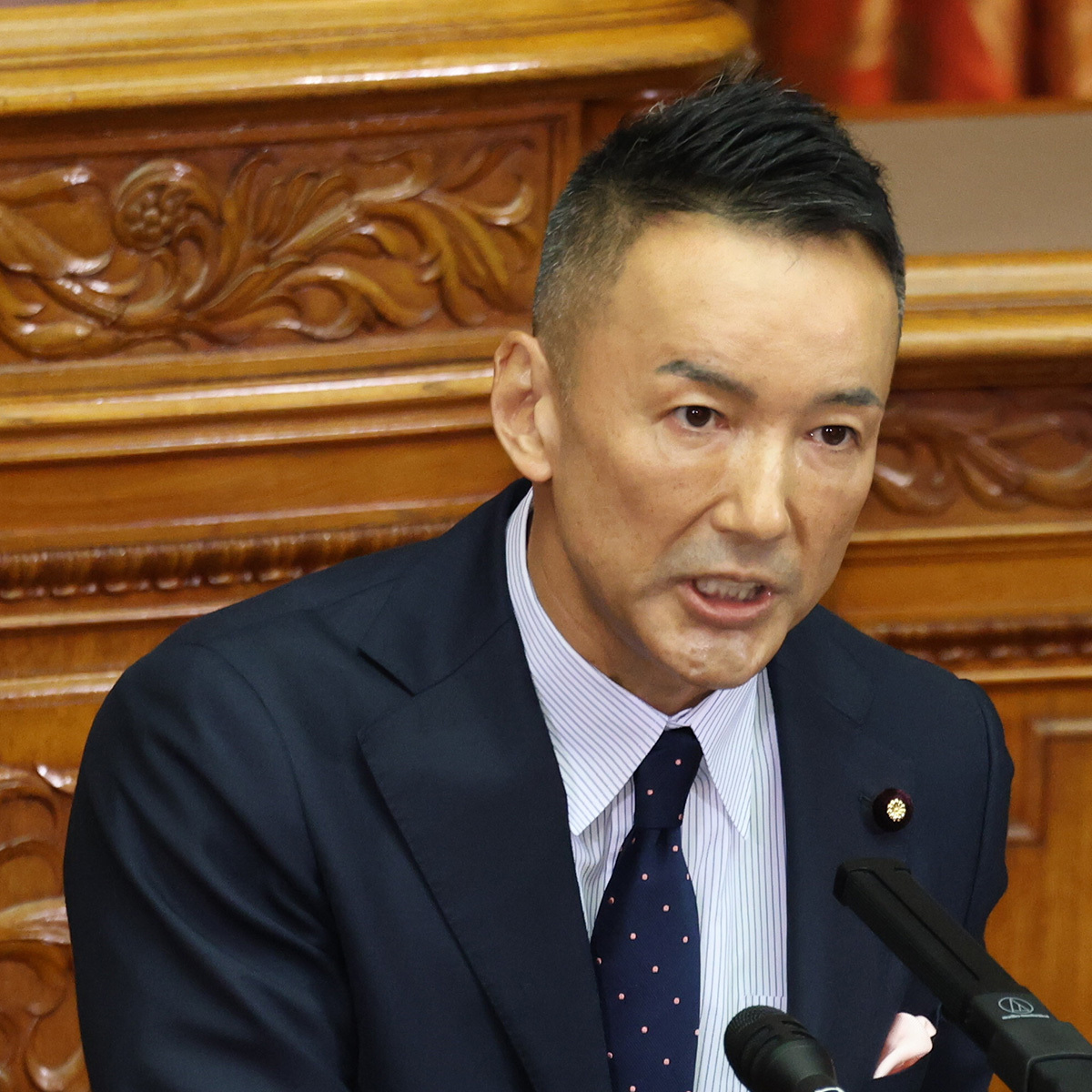 参議院本会議で質疑を行うれいわ新選組の山本太郎代表