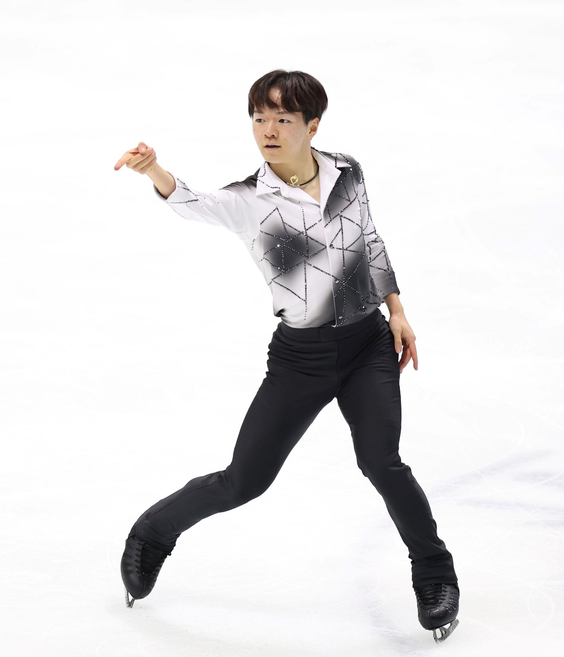 日本男子初3連覇へ 鍵山優真が首位発進 スピン痛恨ミスでまさかの0点に「試合で初めて。やってしまったなと」苦笑いも 佐藤駿が1・91点差で2位(デイリースポーツ)