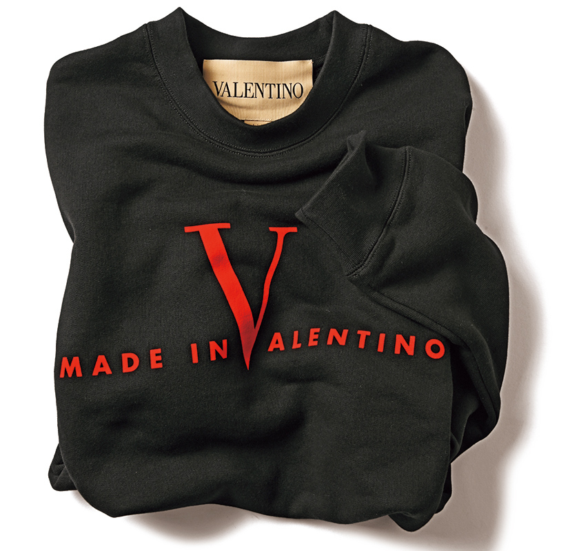 ヴァレンティノ〉のスウェットシャツは、刺激的で力強い個性的な色の