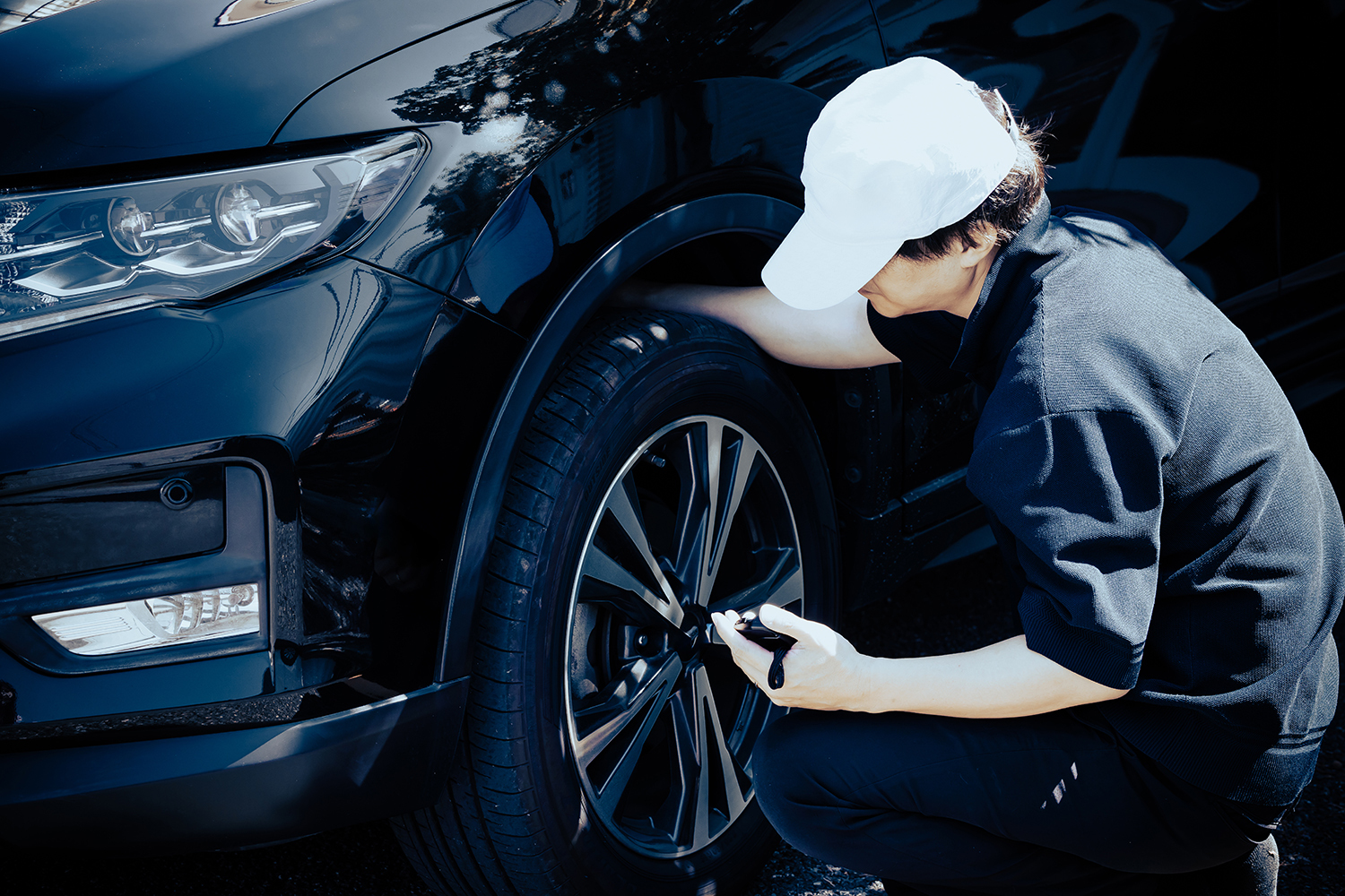 「タイヤにペットボトル?」「ワイパーにチラシ!?」それって窃盗団に狙われているサインかも! よくある窃盗予告の手段と盗まれないための対策とは(WEB CARTOP)