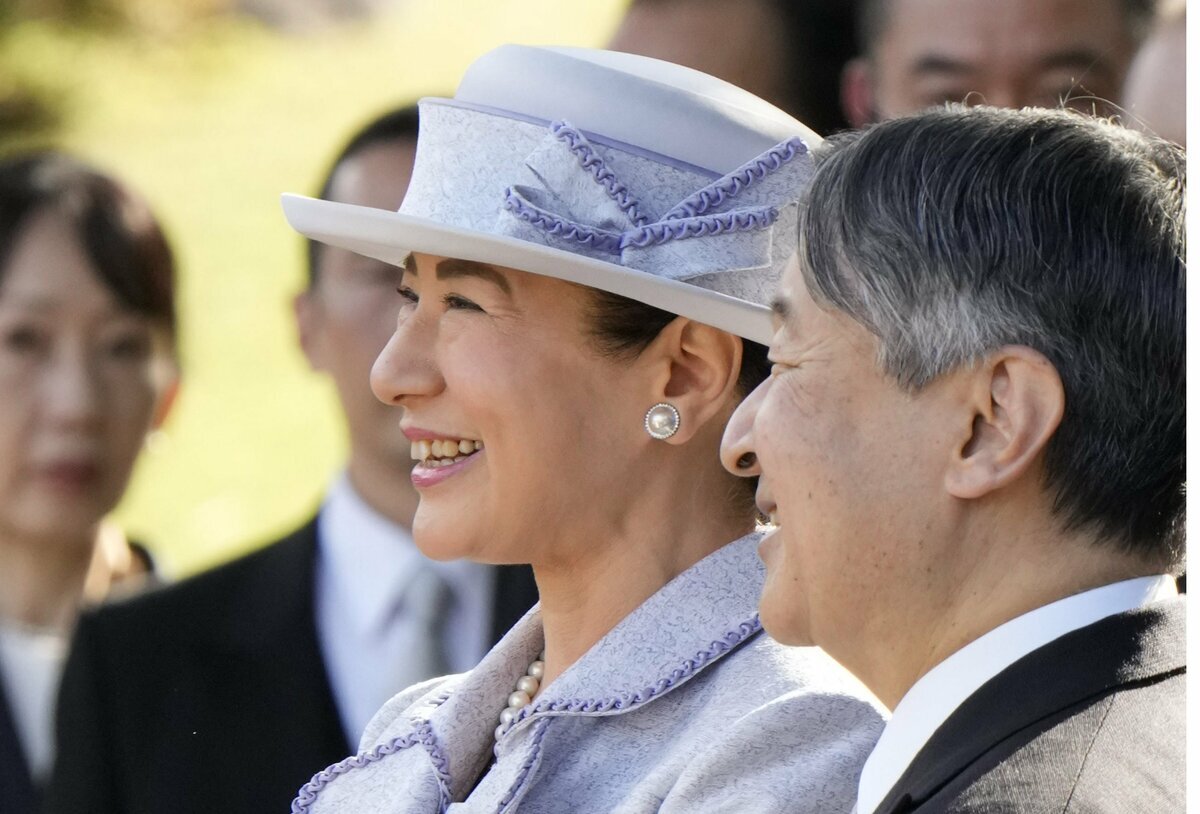 秋の園遊会で招待者と温かく交流される天皇陛下と雅子さま。お二人の国民に寄り添う笑顔と、会話を自然に繋ぐ皇后さまの機転が光る一場面。