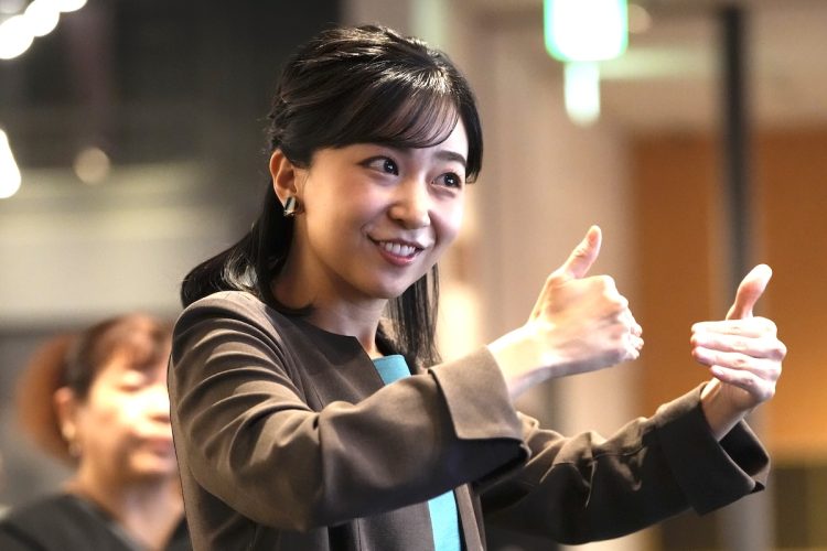 「手話のまち 東京国際ろう芸術祭」でネズミのキャラクターと手話で交流される秋篠宮家の次女・佳子さま