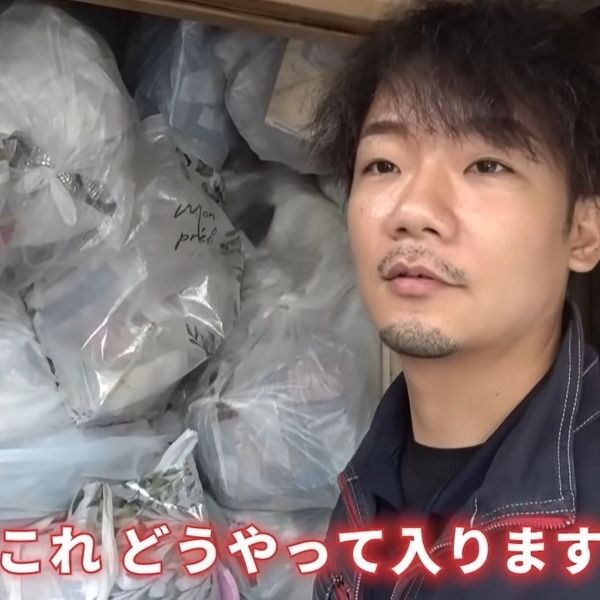 ゴミ屋敷専門パートナーズのYouTubeで公開された、天井まで積み上がったゴミに埋もれる部屋の清掃作業現場。