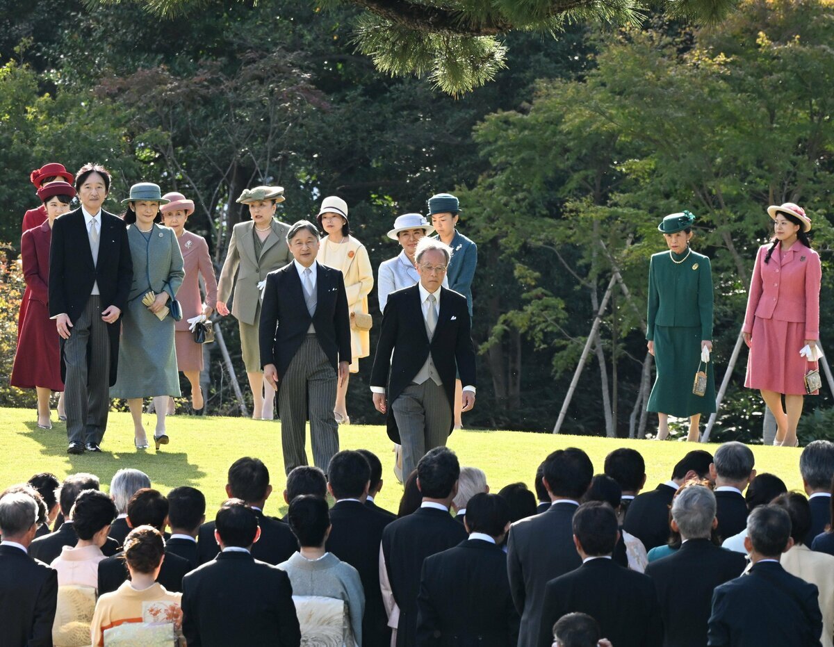 秋の園遊会でモスグリーンの装いを見せる三笠宮寛仁親王妃信子さまが楽しそうに談笑する様子