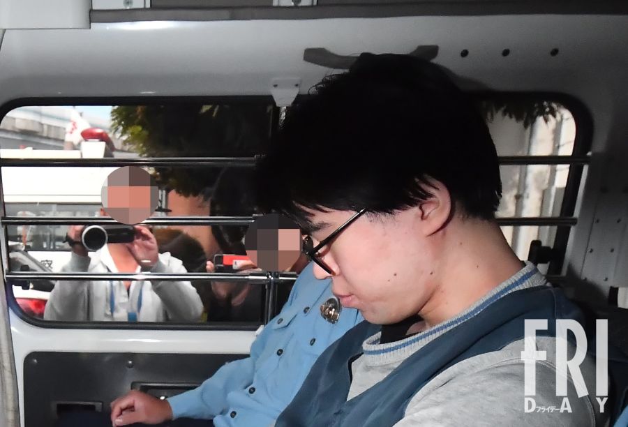 女子中学生を追跡し、マンションに侵入する平野悠容疑者の手口のイメージ。オートロックを共連れで突破した事例。