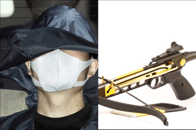 野津英滉被告と、事件で凶器として使われたクロスボウのイメージ写真