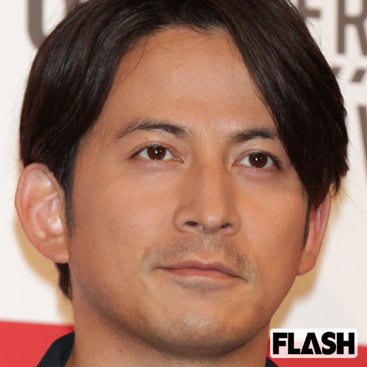 岡田准一とtimeleszメンバーがNetflixのロゴ前で笑顔を見せる集合写真