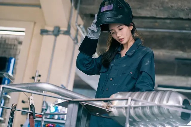 ヒロインのガヨン役を務める女優スジが演技する様子