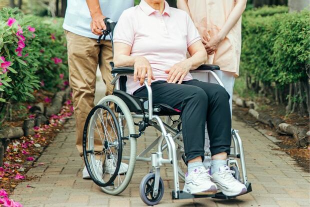 高齢者施設での悲劇的な事件を示すイメージ。お金を払って入居した終のすみかで殺害されるという衝撃的な現実を象徴する。