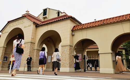 入手困難な宝塚チケット、私設ファンクラブ通じ購入できるものの…不透明な「お花代」の慣行今も(読売新聞オンライン)