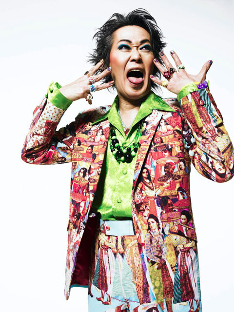 忌野清志郎がマイクを握り、情熱的に歌い上げるライブパフォーマンスの瞬間